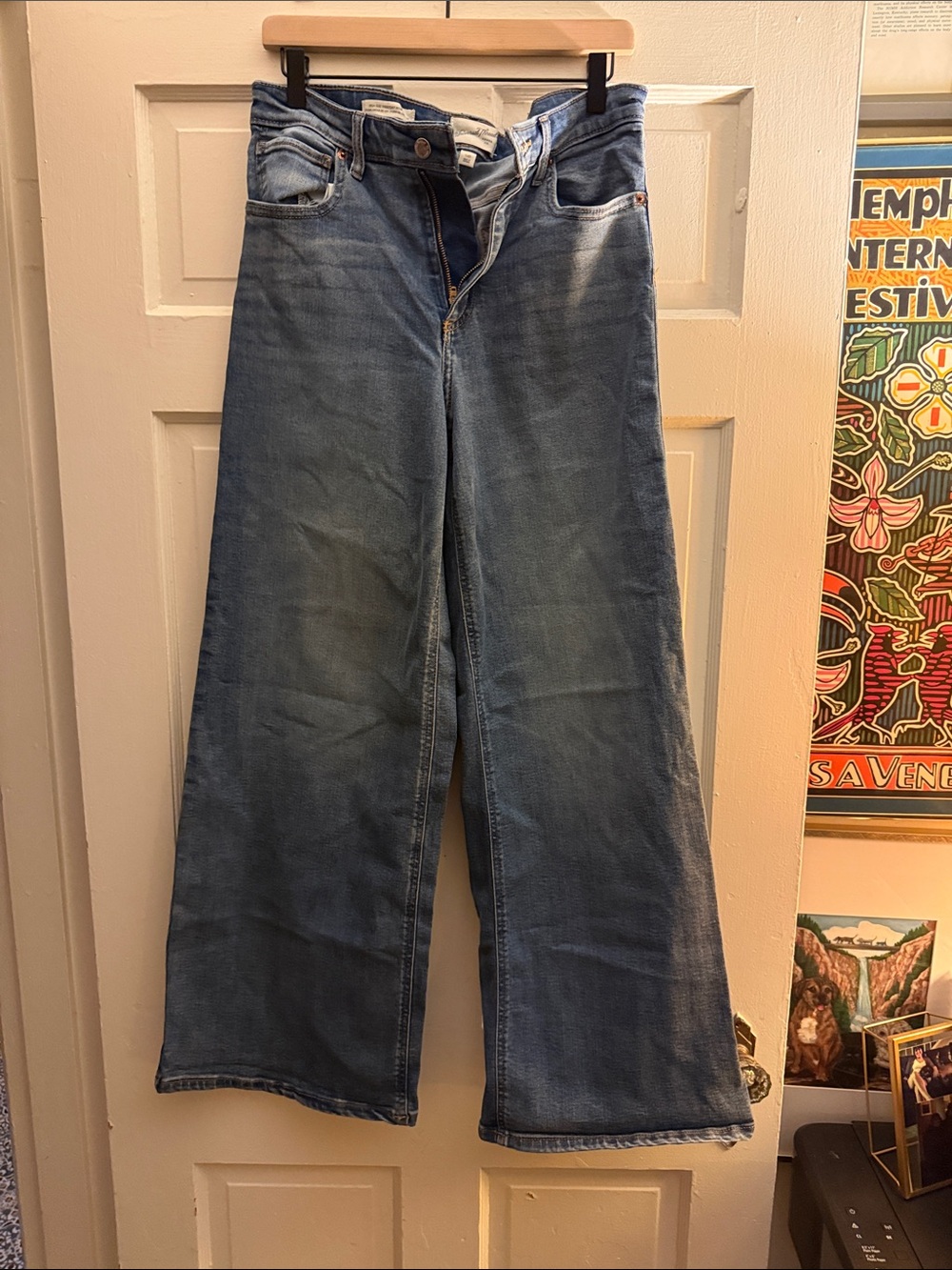 Universal Thread Women's Wide Leg Jeans in Light Blue Wash